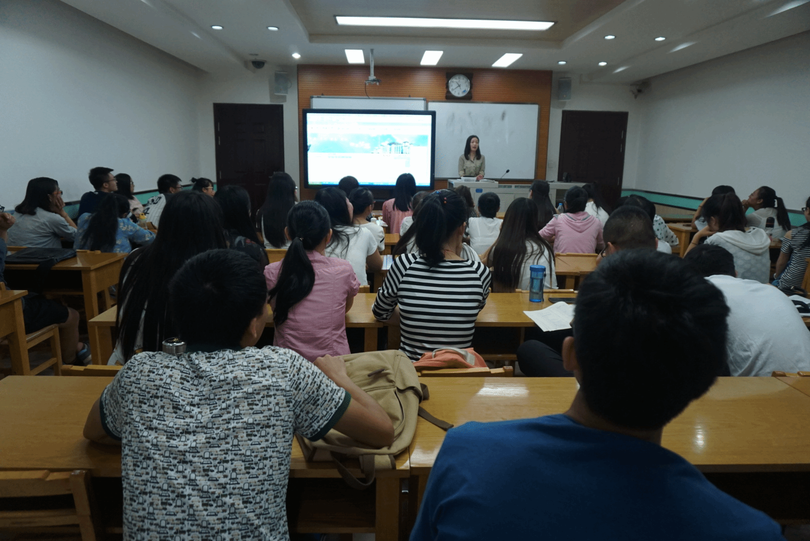 同学们认真聆听2.png 同学们认真聆听2.png