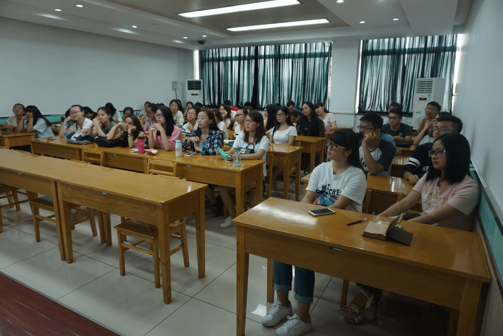 同学们认真聆听1.png 同学们认真聆听1.png